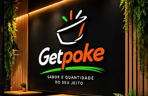 Parede com logo Getpoke, ripado de madeira e plantas